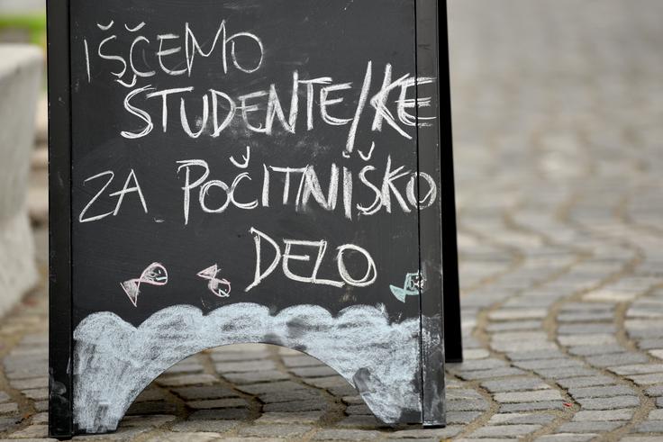 Mnogo mladih končuje drug študij samo zato, da lahko za 5,50 evra na uro (bruto) strežejo pijančkom. | Foto: STA ,