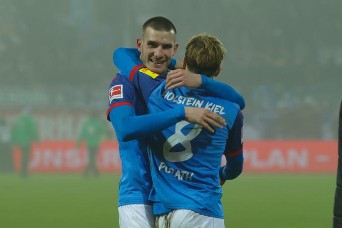 David Zec, Holstein Kiel | David Zec se je danes prvič predstavil ljubiteljem nemške bundeslige na domačem stadionu v Kielu. S soigralci so se veselili velike zmage nad Dortmundčani (4:2.). | Foto Guliverimage