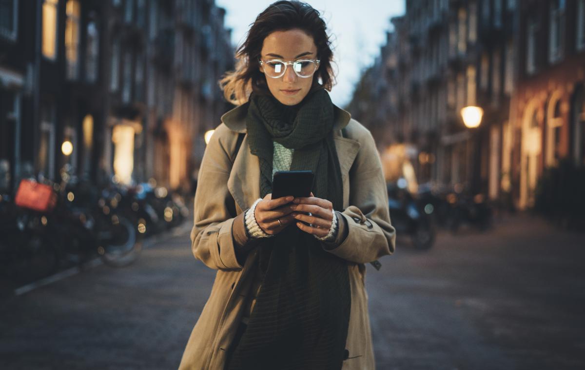 ženska, dekle, pametni telefon | Foto Shutterstock