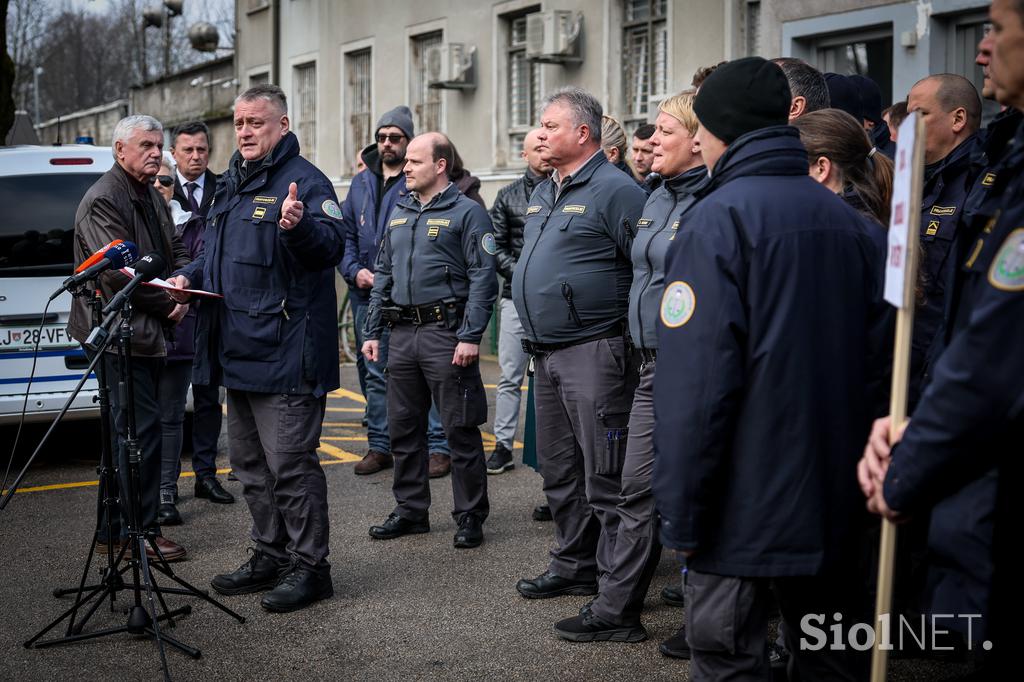 Protest pravosodnih policistov na Povšetovi