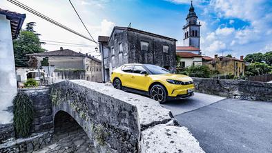 Električni SUV-novinec, ki se napolni hitreje od telefona #foto