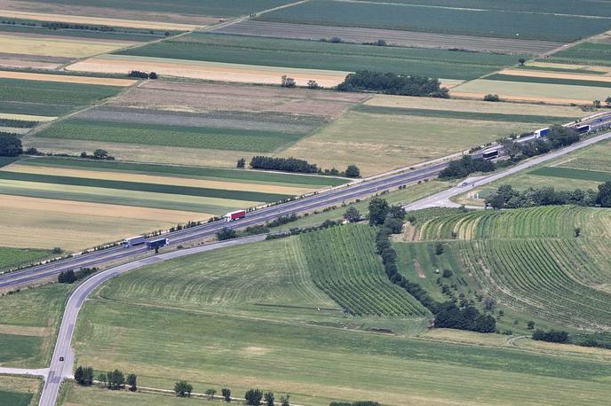 vipavska hitra cesta, Vipavska dolina, Vipava | Celovita prenova vipavske hitre ceste se je začela novembra lani, zdaj pa prehaja v novo fazo, ki zahteva popolno zaporo cestišča v smeri Nove Gorice. Vzpostavili jo bodo 17. avgusta za sto dni, promet pa bo v tem času preusmerjen na vzporedno regionalno cesto. Popolna zapora v obratni smeri bo sledila julija 2026. | Foto STA