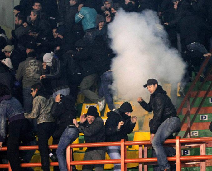 "Poskušajo poostriti varnost, a kurjenje bakel, sežiganje zastav, kajenje trave v dvorani je še vedno nekaj normalnega na naših tekmah." | Foto: Guliverimage