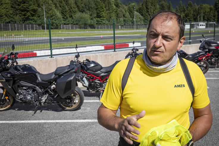 "Ogromno bomo naredili, če bo že čelada takšne barve. Z dodatki, kot so fluorescentni odsevniki, smo prav tako že čez dan vidnejši. Z oblečenim odsevnim jopičem boste motorista na cesti opazili," je dejal Daljević.  | Foto: Bojan Puhek