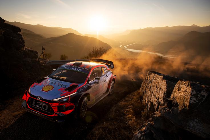 Hyundai ima tovarniško moštvo v svetovnem prvenstvu v reliju. Med ekipami vodijo, med vozniki je Thierry Neuvile trenutno tretji. | Foto: Red Bull