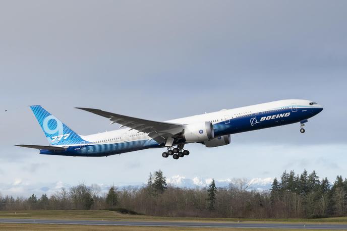 Boeing 777-X | Letalo serije 777X so pri Boeingu začeli razvijati leta 2013. Je naslednik najuspešnejšega širokotrupnega potniškega letala do zdaj, boeinga 777. Tega so začeli v potniškem prometu uporabljati že pred skoraj 25 leti. | Foto Boeing