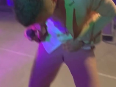 Luka Basi med koncertom na odru strgal hlače #video