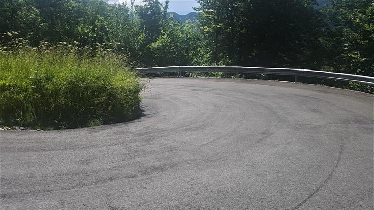 cesta Zala Godovič Idrija Po tej zaviti cesti bo potekal obvoz za tovornjake z največjo maso do 7,5 tone. | Foto: Gregor Pavšič