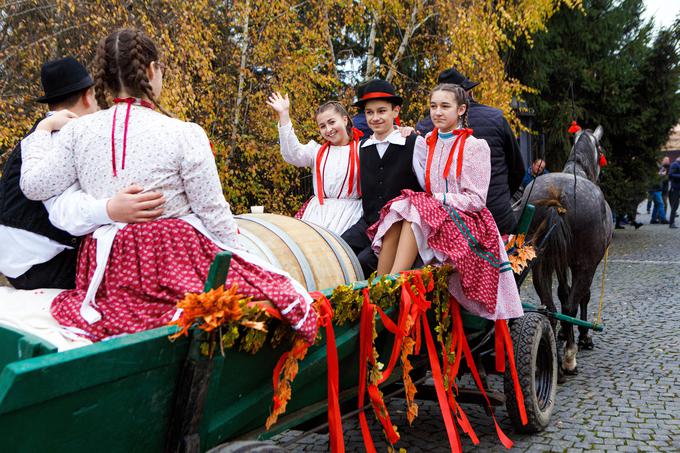 Če so bili ugrofinsko govoreči osvajalski Madžari, ki so v 9. stoletju prišli v Panonsko nižino, genetsko najbolj podobnim današnjim turško govorečim Baškirom in povolškim Tatarom, pa je velika večina današnjih Madžarov potomcev staroselskega prebivalstva, ki je sčasoma prevzelo jezik osvajalskih Madžarov. Na fotografiji so ukrajinski Madžari v svojih tradicionalnih nošah. | Foto: Guliverimage/Vladimir Fedorenko