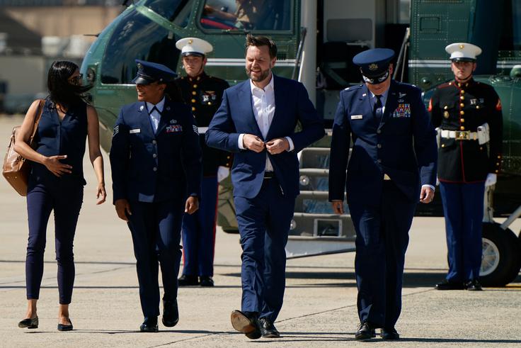 JD Vance in njegova žena Usha Vance sta prispela v Švico.  | Foto: Reuters