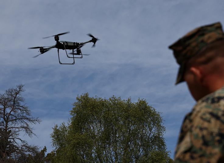 Ameriški vojak z dronom na švedskem otoku Gotland med vojaško vajo Aurora 2026 | Foto: Reuters