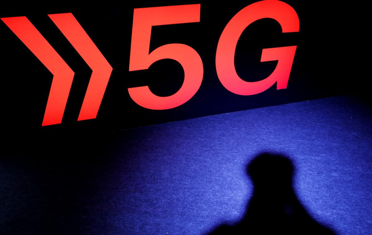 5G | Omrežja pete generacije oziroma omrežja 5G so v zadnjih mesecih zelo kontroverzna tema. Najbolj vročekrvni nasprotniki v 5G vidijo veliko zaroto svetovne elite in jih primerjajo z orožjem, večina bolj razumskih  nasprotnikov uvedbe 5G pa opozarja predvsem na morebitne zdravstvene posledice uvajanja nove tehnologije. Tretjo ločino nasprotnikov 5G skrbi nekaj povsem drugega: da bo 5G omogočal popoln nadzor nad ljudmi oziroma nad pretokom podatkov. | Foto Reuters