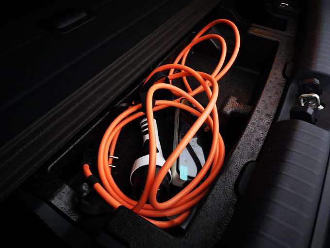Dvojno dno prtljažnika, ki omogoča pospravljanje polnilnega kabla. | Foto: Gregor Pavšič