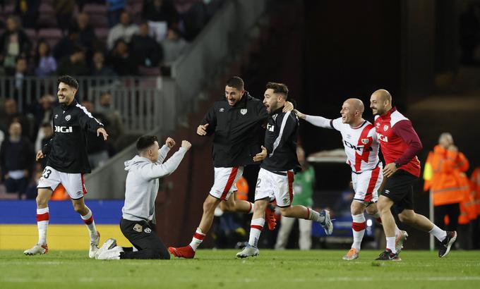 Veselje nogometašev Raya Vallecana po zmagi nad Barcelono. | Foto: Reuters