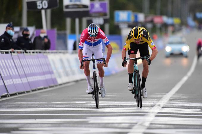 Takole sta se udarila tudi na lanski Dirki po Flandriji, najpomembnejši dirki za belgijske kolesarje. V ciljnem šprintu je zmagal van der Poel.   | Foto: AP / Guliverimage