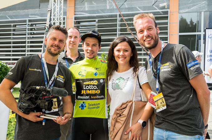 Leta 2018 je Ard obiskal Slovenijo, kjer so snemali dokumentarni film o Primoževi preobrazbi od skakalca do kolesarja (na sliki za Primožem, op. a.). | Foto: Vid Ponikvar