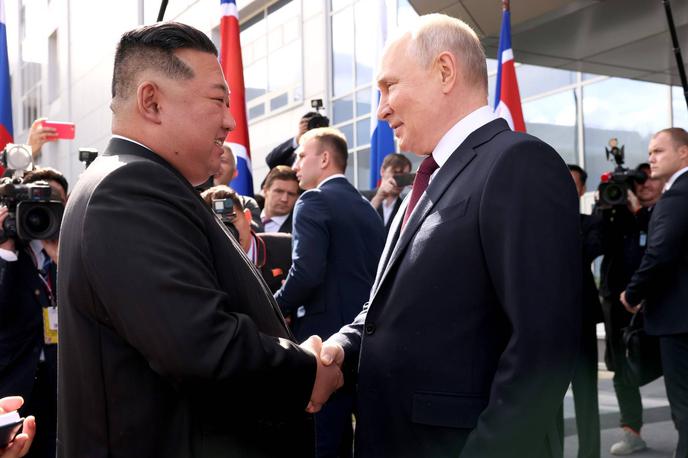 Kim Jong Un, Vladimir Putin | Vladimir Putin in Kim Džong med srečanjem leta 2023. Putinovo zavezništvo s Severno Korejo ima sicer že kar dolgo brado – v Severno Korejo, kjer se je srečal z nekdanjim samodržcem Kim Džong Ilom, je namreč odpotoval že julija 2000, le nekaj mesecev po tem, ko je prvič postal predsednik Rusije. | Foto Guliverimage