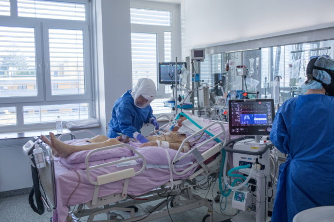 ukc Infekcijska klinika |  V UKC Ljubljana so danes hospitalizirani 204 covidni bolniki, od tega 144 na navadnih oddelkih in 60 na oddelkih intenzivne nege. | Foto Matej Povše