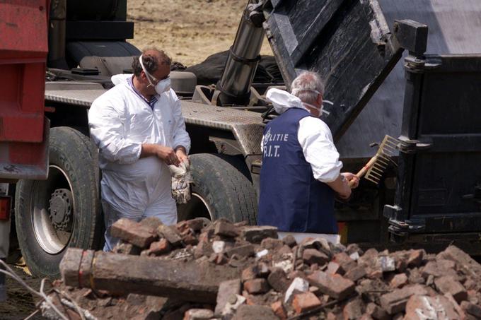 Nizozemski forenziki med pregledovanjem ruševin, ki jih je za sabo pustila eksplozija tovarne s pirotehniko maja 2000.  | Foto: Reuters
