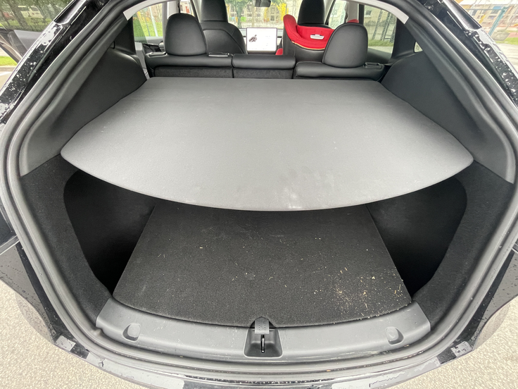 Tesla model Y Del prtljažnika je zdaj tudi polica, ki jo je mogoče delno zložiti. | Foto: Gregor Pavšič