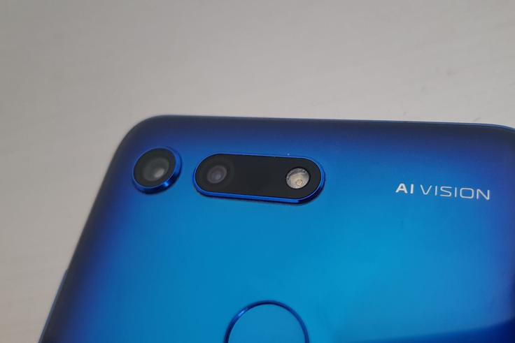 Eden prvih pametnih telefonov, ki je imel kamero ToF in ki ga je bilo mogoče kupiti tudi pri telekomunikacijskih operaterjih v Sloveniji, je bil Honor View20. Kliknite na fotografijo in preberite članek o tem za marsikaterega kupca še vedno izjemno zanimivem pametnem telefonu. | Foto: Matic Tomšič
