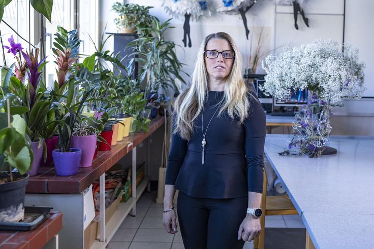 CPI cvetličarstvo Polona Teran: Leja je izjemno kreativna, ustvarjalna in vedno željna novih znanj. Pogosto je sama iskala dodatne ideje po spletu in v strokovnih knjigah, želela je raziskati, katere tehnike bi lahko še izboljšali. Bila je tista, ki je vedno hotela več – ni bilo dovolj, da sva izdelek naredili enkrat, vedno sva ga potem še nadgradili in iskali nove rešitve. Vse dela z dušo in veseljem, ima izjemen občutek za estetiko in to se vidi v vsakem njenem izdelku. | Foto: Ana Kovač