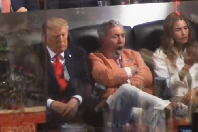 Trump v finalu lige NBA izžvižgan: je med tekmo tudi zaspal? #video