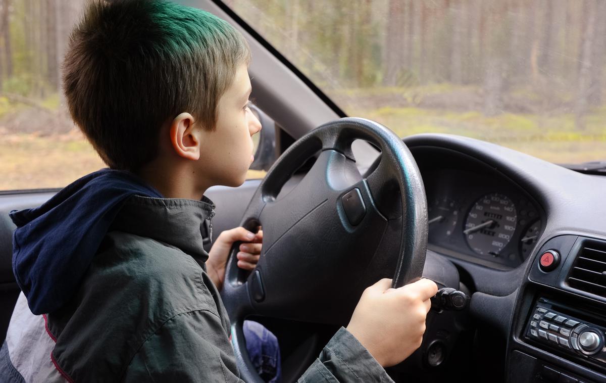 Vožnja | Mladoletnik se je vozil v ukradenem vozilu. Z njim je bil mladoletni sopotnik. Fotografija je simbolična. | Foto Shutterstock