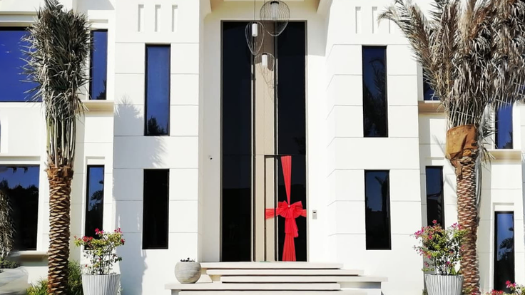 Vhodna vrata in vila v Dubaju kot rojstnodnevno darilo. | Foto: Pirnar