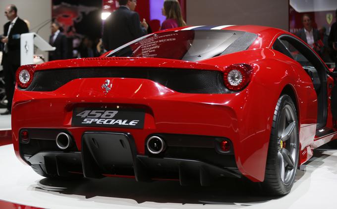Recept za današnji ugled Ferrarijeve znamke je zmes prestiža in športnosti avtomobilov, ki jih izdeluje, zgodovine črnih konjičev iz Maranella ter predvsem ekskluzivnosti ponudbe - ferrarija namreč ne more kupiti vsak, praktično vsak model pa je na voljo v omejeni seriji.  | Foto: Reuters