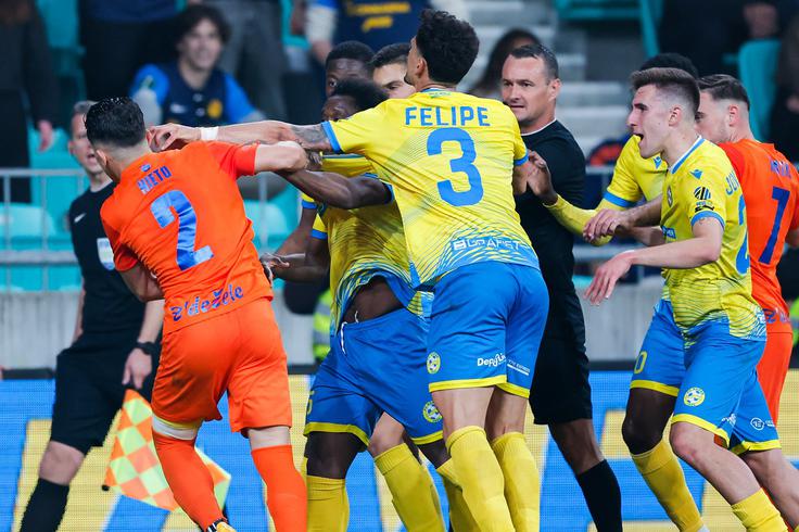 Brazilec Felipe Curciu si je prislužil rdeči karton. | Foto: Aleš Fevžer