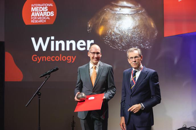 Vid Janša in Istvan Sziller | Vid Janša (na levi) je nagrado prejel kot prvi avtor članka z naslovom Proteomska analiza peritonealne tekočine opredelila COMP in TGFBI kot nova možna biološka označevalca endometrioze. | Foto Medis