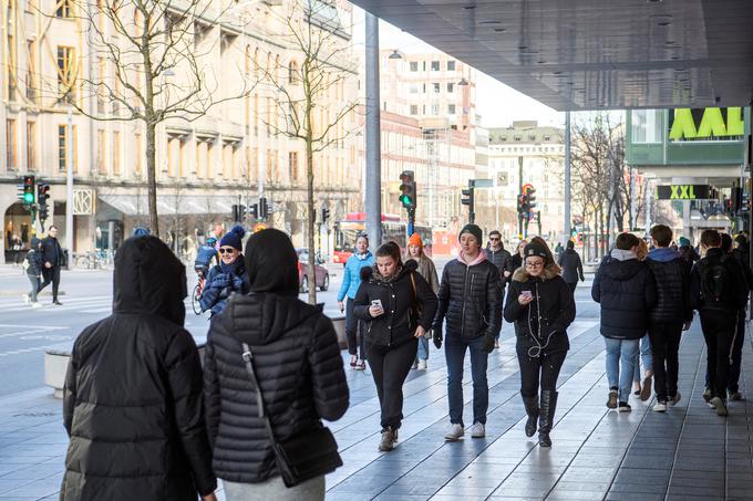 Švedska ni sprejela strogih ukrepov in omejitev v zvezi z novim koronavirusom, ampak je svojim državljanom naložila zgolj priporočila. | Foto: Reuters