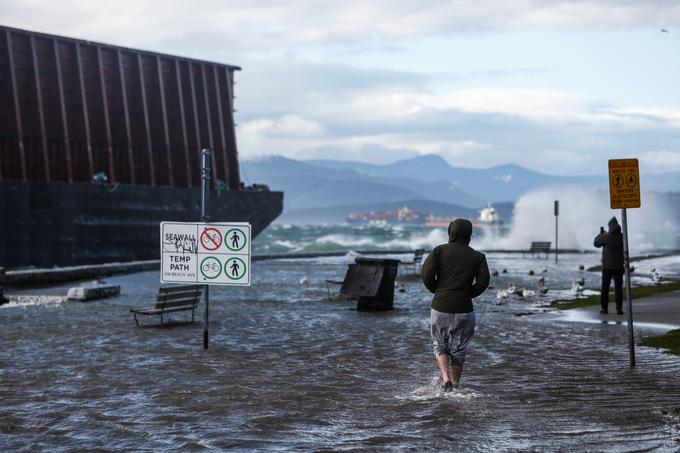 Poplave so začasno zaustavile ladijski promet. | Foto: Reuters