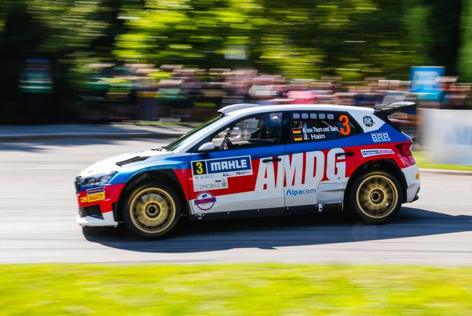 Otroško razposajen in z nazaj obrnjeno kapo: v Sloveniji je užival nemški milijarder