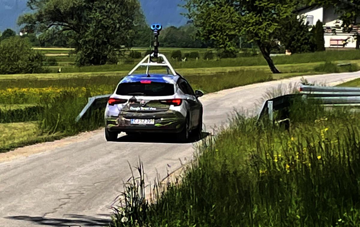 Google Street View avto | Google se je branil, da je zaradi prenizkega zidu okoli hiše sam kriv, da ni ohranil svoje zasebnosti. Na prvi stopnji je nato sodnik lani tožbo zavrnil, češ da je tožnik sam kriv za nastale razmere "zaradi neprimernega sprehoda po svojem dvorišču". | Foto Matic Tomšič
