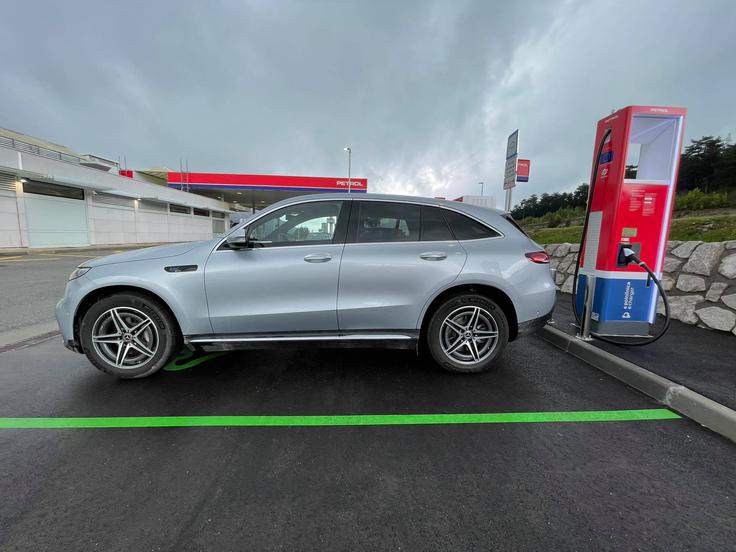 Polnjenja ob avtocesti za športni terenec s tako porabo so lahko precej draga. Večina polnilnic DC je 50-kilovatnih, kjer ena kWh trenutno stane 38 centov. Na tistih redkejših in še zmogljivejših, je cena še za 22 centov višja. | Foto: Gregor Pavšič
