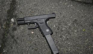 Triletni deček našel pištolo v omari in se ustrelil