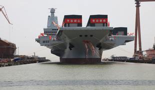 Kitajska v mornarico vključila tretjo letalonosilko