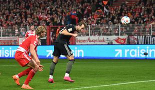 Končan sanjski niz Bayerna, za njim gneča