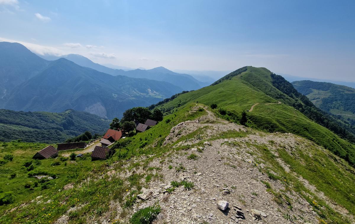Tolminske planine planina Sleme | Pogled z razgledne točke nad planino Sleme in pod Stadorjem. Idiličen, a odmaknjen svet na dolino Tolminke. | Foto Matej Podgoršek