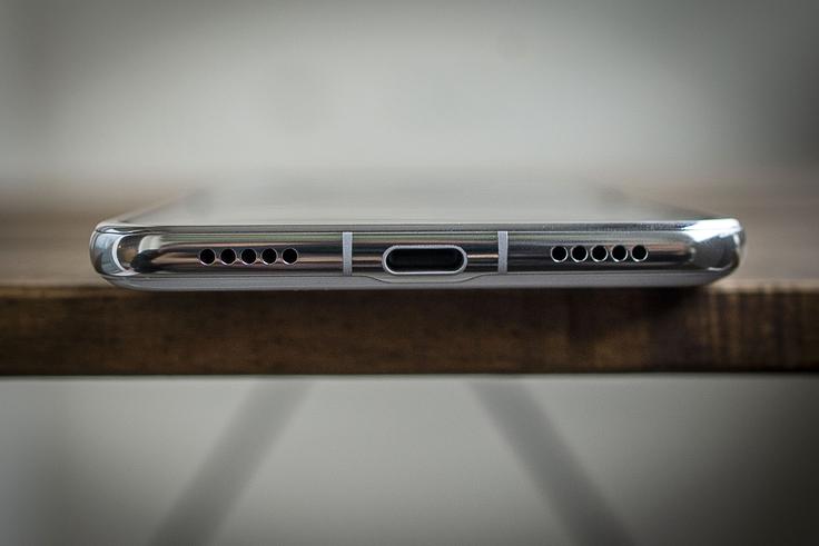 Spodnja stran pregibnega pametnega telefona Huawei P50 Pocket | Foto: Ana Kovač