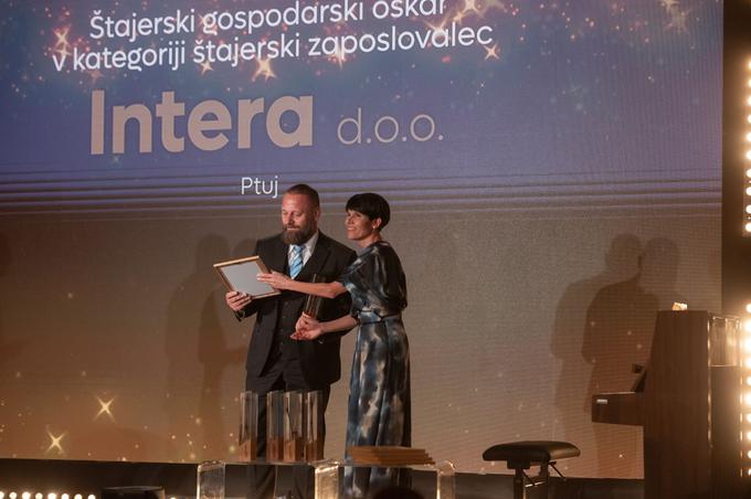 Nagrado za Štajerskega zaposlovalca 2022 je podelila direktorica ŠGZ mag. Aleksandra Podgornik. | Foto: Intera