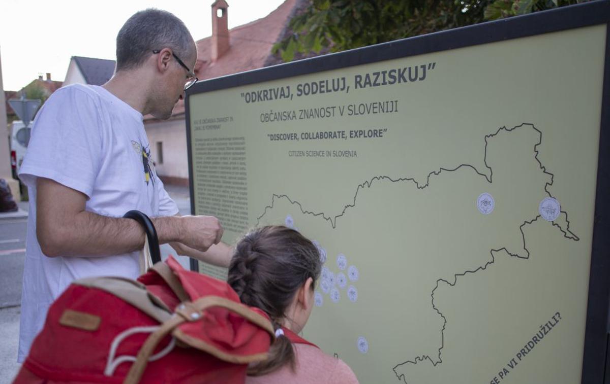 občanska znanost | Nalepke na zemljevidu Slovenije označujejo nekatere izmed krajev, kjer se je mogoče vključiti v projekte občanske znanosti. | Foto Mreža občanske znanosti