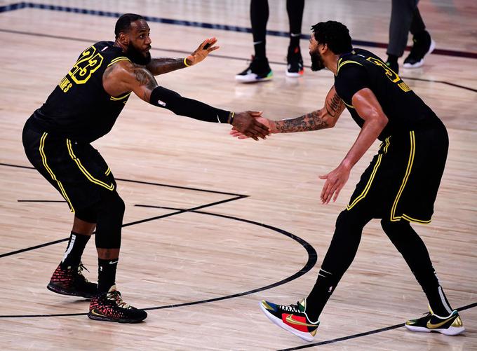 LeBron James in Anthony Davis, udarni dvojec Los Angeles Lakers. K zmagi proti Raketam iz Houstona sta skupaj prispevala 62 točk.  | Foto: Getty Images