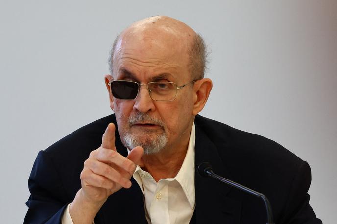 Salman Rushdie | Pisatelj Salman Rushdie je bil pred dvema letoma tarča načrtnega napada mladega islamskega skrajneža. Zaradi napada je izgubil desno oko. | Foto Reuters