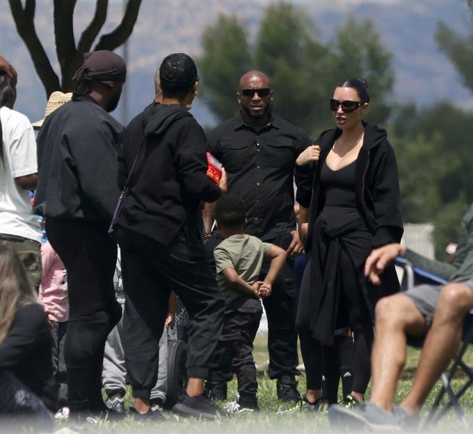 Kardashianova se je tekme udeležila sama, West pa je pripeljal svojo partnerico Bianco Censori, spremljal pa ga je tudi varnostnik. | Foto: Profimedia