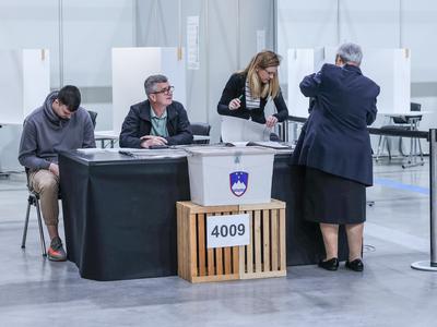 Tretji dan glasovanja na referendumu o dodatkih k pokojninam umetnikov udeležba 0,43 odstotka