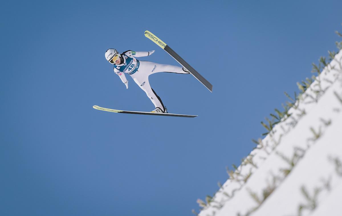 Ema Klinec | Zgodovinski dres Eme Klinec, v katerem je kot prva ženska na uradni tekmi preletela 200 metrov, je na dražbi. | Foto Sportida