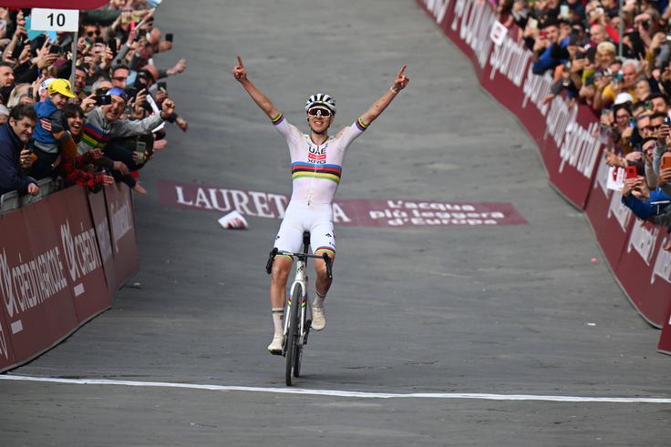 Junak italijanske klasike Strade Bianche je Tadej Pogačar. V nedeljo bo nekoliko krajša izvedba, makadamski odseki pa bodo zelo zanimivi. | Foto: Guliverimage